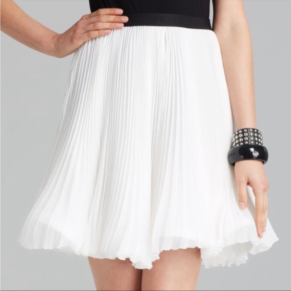 Pleated Whife Mini Skirt